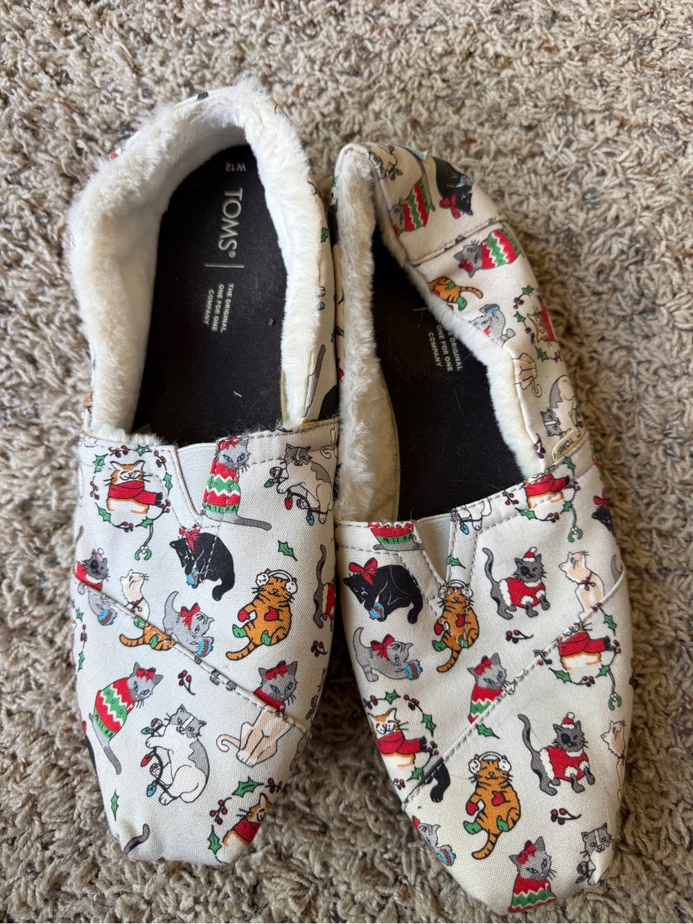 TOMS Holiday Cat Print Slip-On Slippers - Cream